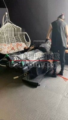 【冰诺】捆绑刑椅丝袜塞嘴虐打 JS231003