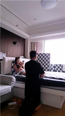 【依然】下跪伺候主人起床 JS240730-16