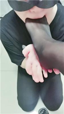 【璃茉】母畜-沉浸式黑丝狂舔/嘴叼脏鞋 bf43689