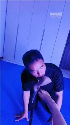 【诗恩】笼里囚禁狗继父 JS260105-40