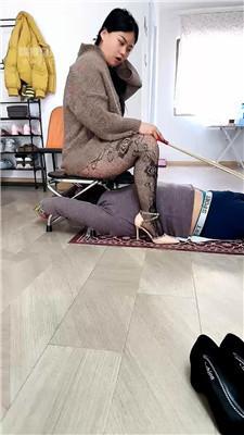 【霓鹿】藤鞭强制人体马桶 JS260307-23