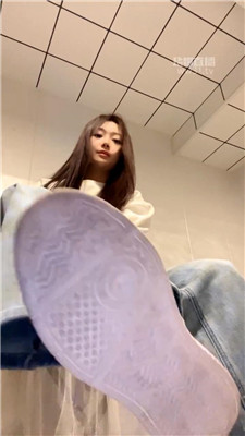 【萱萱子】牛仔裤白棉袜炸J    260331-32