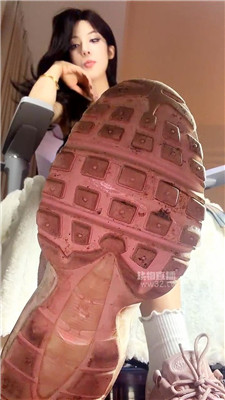 【不知名】老师偷闻女生白袜被发现后    260403-12