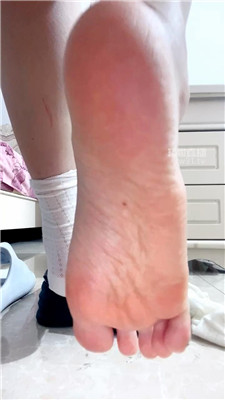 【敢敢】白袜裸足偷窥视角    260410-2