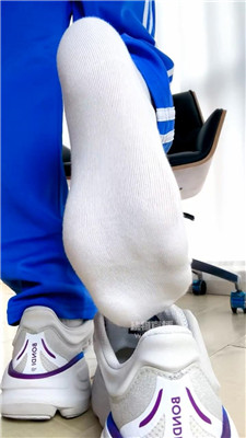 【秋黎】校服脏鞋底白棉袜裸足    260418-4