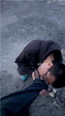 【戚戚】户外强迫男友下跪虐 JS260427-39