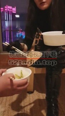 【飞扬女王】亮皮靴投喂贱狗【完整版】 bf9631