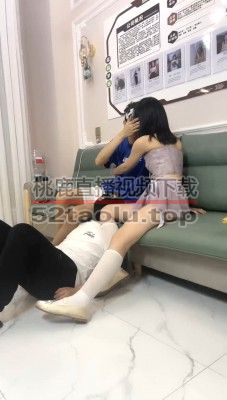 【阿昆】情侣主玩绿帽-跪舔脏鞋底-及膝白袜裸足-吃tt-脚喂食 bf28895