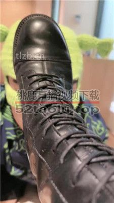 【柒柒学姐】闻丝袜/清理脏长靴/碾压踩狗头 JS240130-4