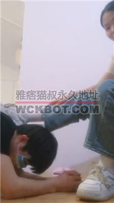 【玥玥】班主任舔女学生的鞋袜-脚踩喂食 JS240511-17