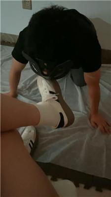 【林兮】清理脏脏鞋底/小白鞋白袜虐/品尝裸足 JS240808-45