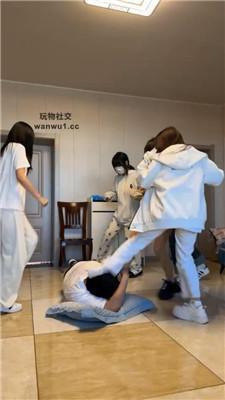 【精神小妹】4学生S-暴力踢踹/轮流舔脏鞋臭脚 bf44126