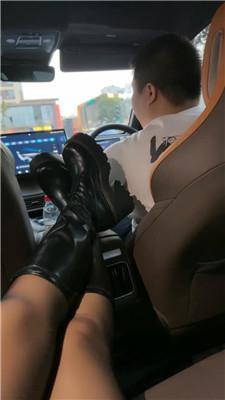 【夏媛】车内清理脏鞋底 bf44580