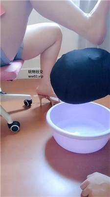 【拽拽】舔高跟玉足/戒尺虐打/伺候沐足 JS240917-15