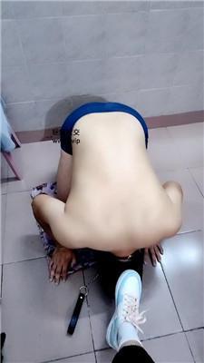 【奇了怪了】下跪清理运动后的脏鞋袜 JS240921-22