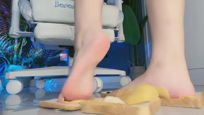 【维妮】近距离-玉足踩面包 bf45479