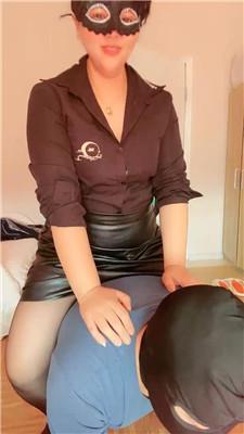 【佳琪】骑马/鞭打/高跟黑丝虐/碾压踩乳 JS241008-4