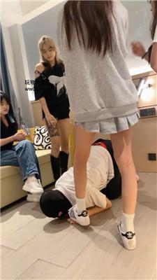 【妍琦】3S-轮流舔脏鞋/吃烟灰/藤条鞭打/磕头【四视角版】 JS241009-6