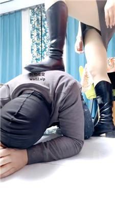 【李老师】长靴全体重踩踏/肉丝脚闻舔 JS241024-4