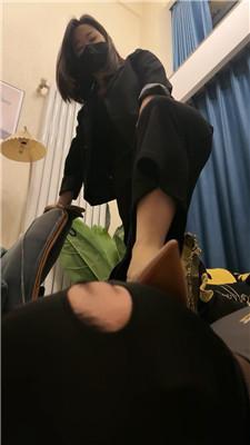 【辣姐】驯化人形犬-吃狗粮/啃臭脚/鞭打耳光转胯 JS241026-9