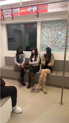 【伊晨】推荐-4S-地铁上暴揍猥琐偷拍奴【双视角版】 bf47018