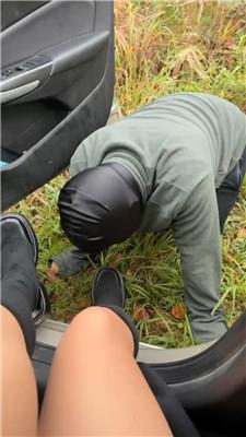 【子熙大人】车外跪舔长靴原味白袜/人体烟灰缸 JS241116-26