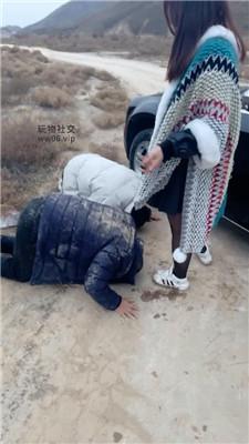 【兰州苏苏】劳拉女神户外凌辱双奴-强迫舔泥沙鞋【双视角版】 bf47282