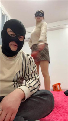 【姗姗】居高临下高跟踩踏/鞭打 JS241212-14