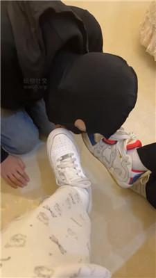 【七七小主】双S-轮流舔素人学生主的脏鞋/喝洗脚水 JS241227-16