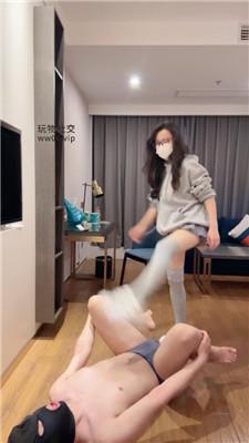 【吴恩】超暴力-小白鞋及膝袜踢踹虐打 bf49023