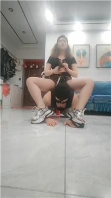 【李老师】运动鞋踩踏-鞭打-胯下羞辱【双视角完整版】JS250313-8