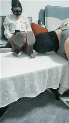 【星瑶】近距离-狗舌清理脏鞋底  JS250403-1