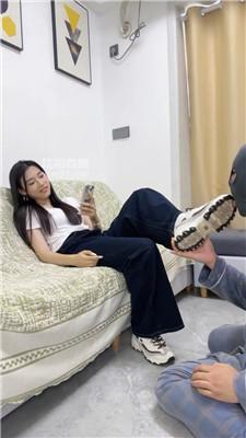 【素人挖掘机】鞭打-强迫舔脏鞋底 JS250629-31