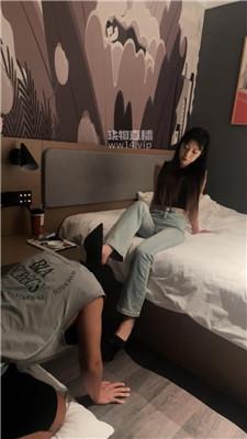 【温瑾Sama】陪酒小妹高跟玩虐奴 bf57347