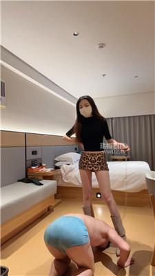 【御妍】靴子踩踏踢裆喂食圣水调教 JS251017-22