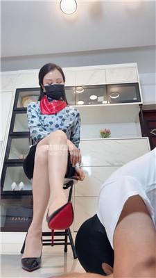 【丽娜】空姐羞辱脚下乘客狗 JS251017-37