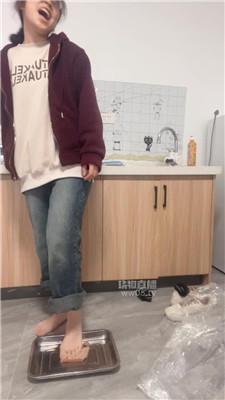【小宇狗狗】高中生踩踏喂食场 JS251111-2