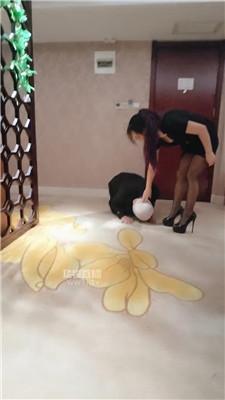 【百合夫妻主】桌底伺候女老板 JS260130-30