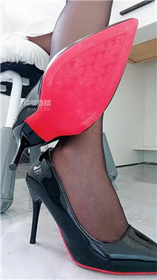 【依甜】伺候主人全家的贱狗    260130-33