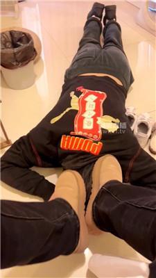 【小核桃可可】清理脏鞋底-脚下喂食 JS260203-5