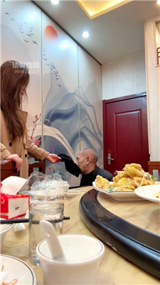 【煊赫大人】餐厅公开打老头 JS260307-30