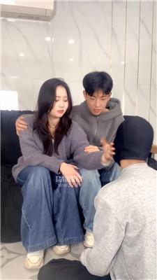 【女生也能很暴力】情侣主的脚下绿帽 JS260405-41